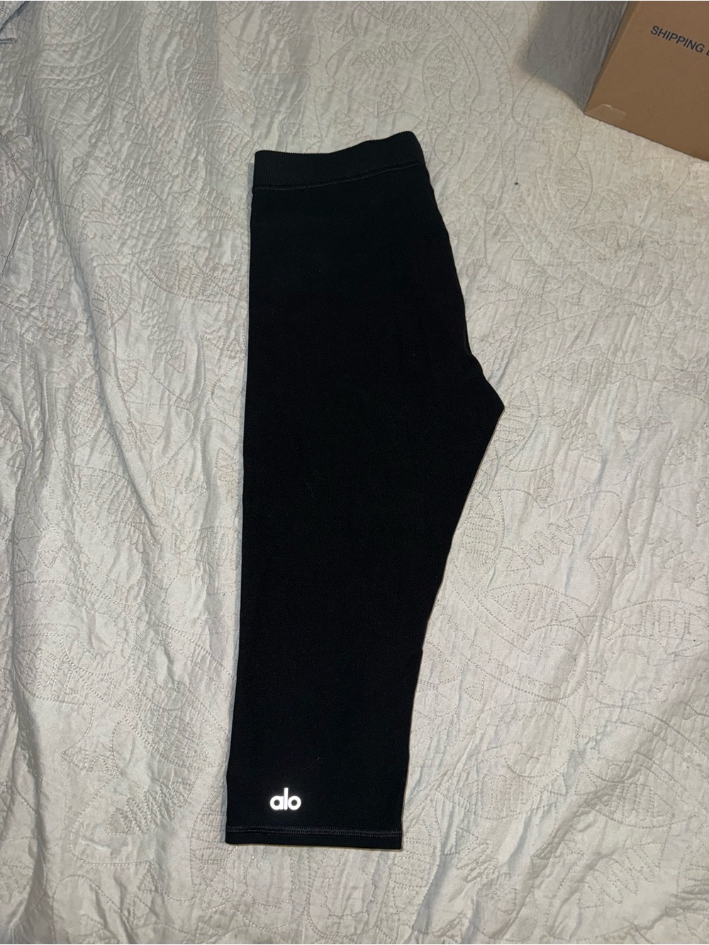 ALO Yoga Women’s Black Logo Capris